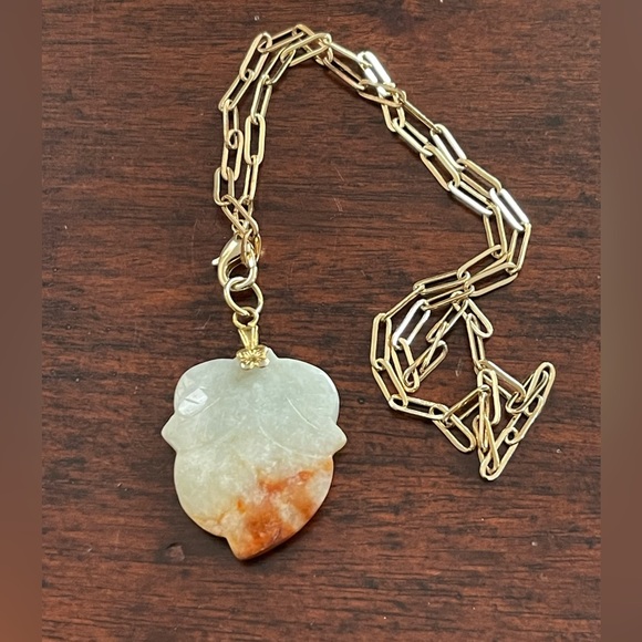 Natural untreated jadeite jade carved leaf pendant & gold tone paperclip chain - Picture 12 of 14